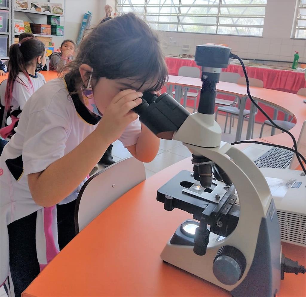 Alunos da Emeief José Emídio aprendem ciências se divertindo