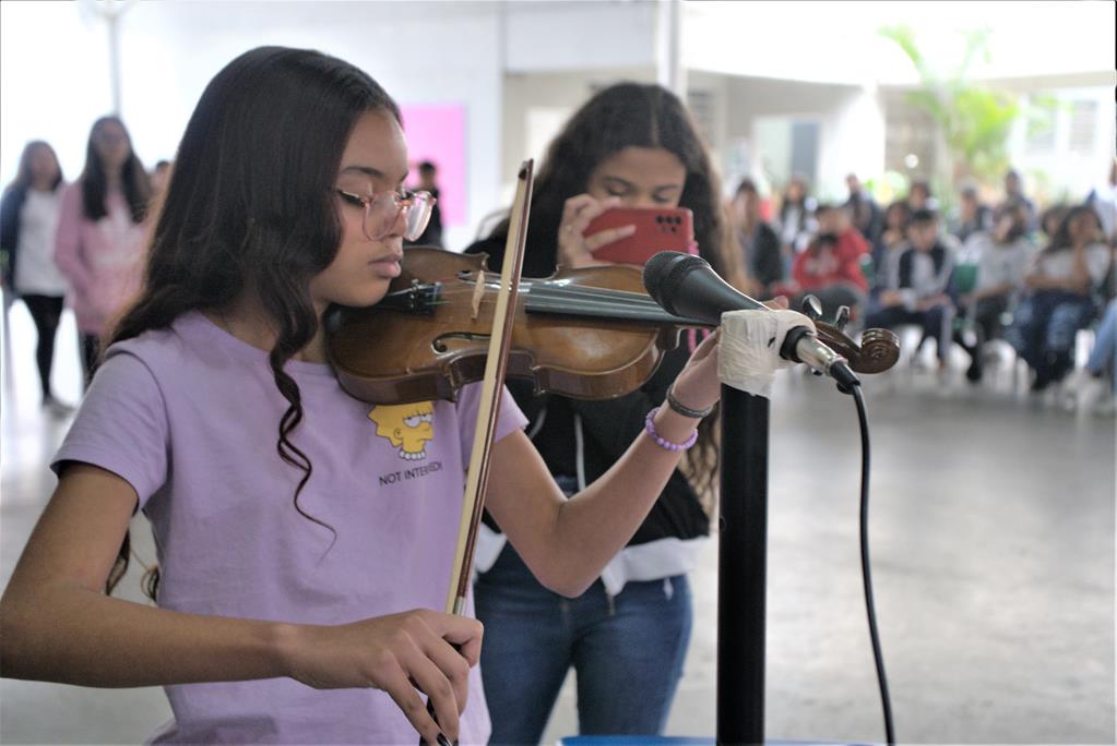 Música, pintura e dança abrilhantaram Show de Talentos do Cavazza