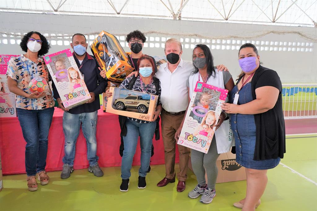 Alunos da rede de ensino começam a receber os brinquedos de Natal
