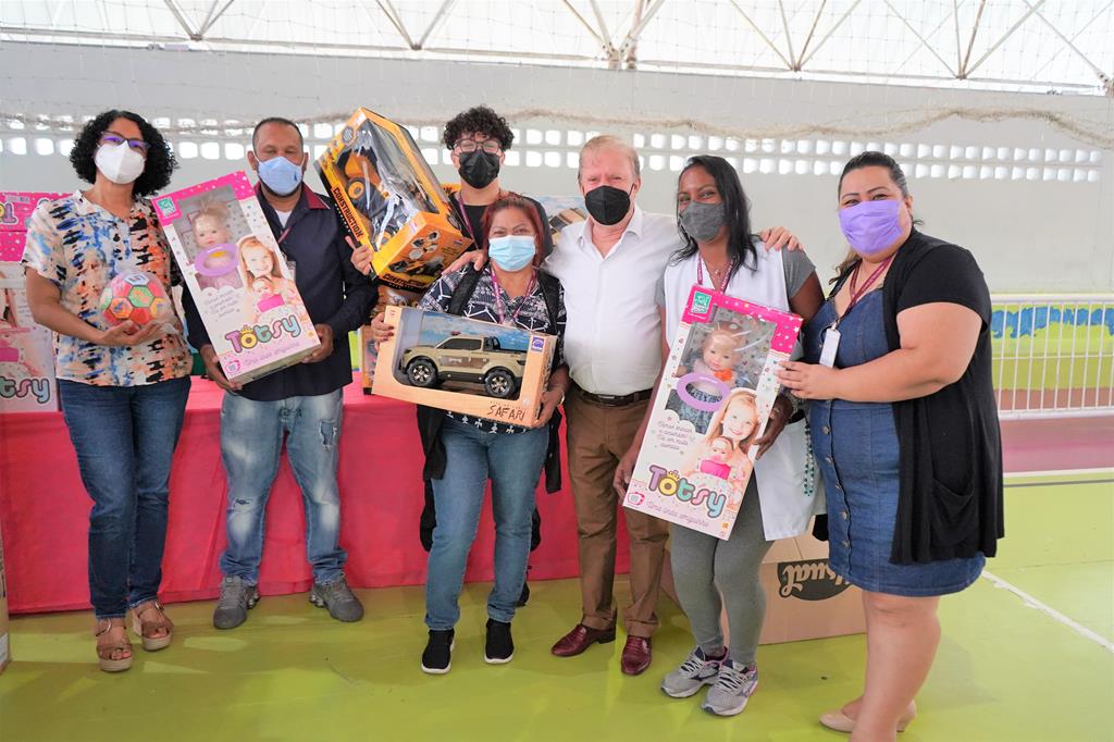 Alunos da rede de ensino começam a receber os brinquedos de Natal