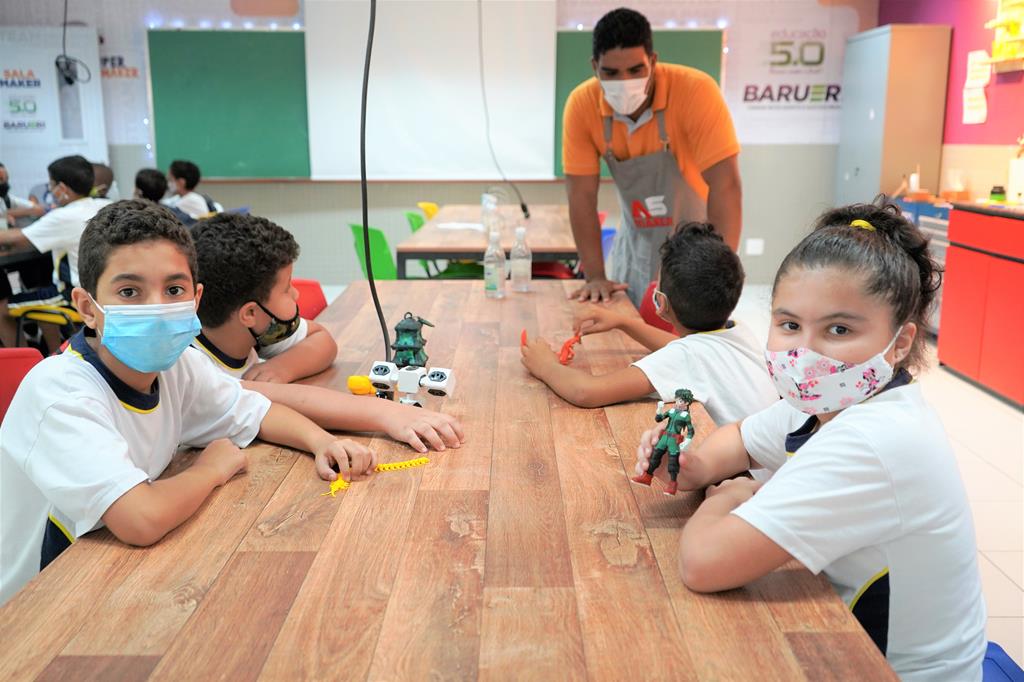 Cerca de 9 mil alunos da rede iniciam as atividades do projeto Sala Maker
