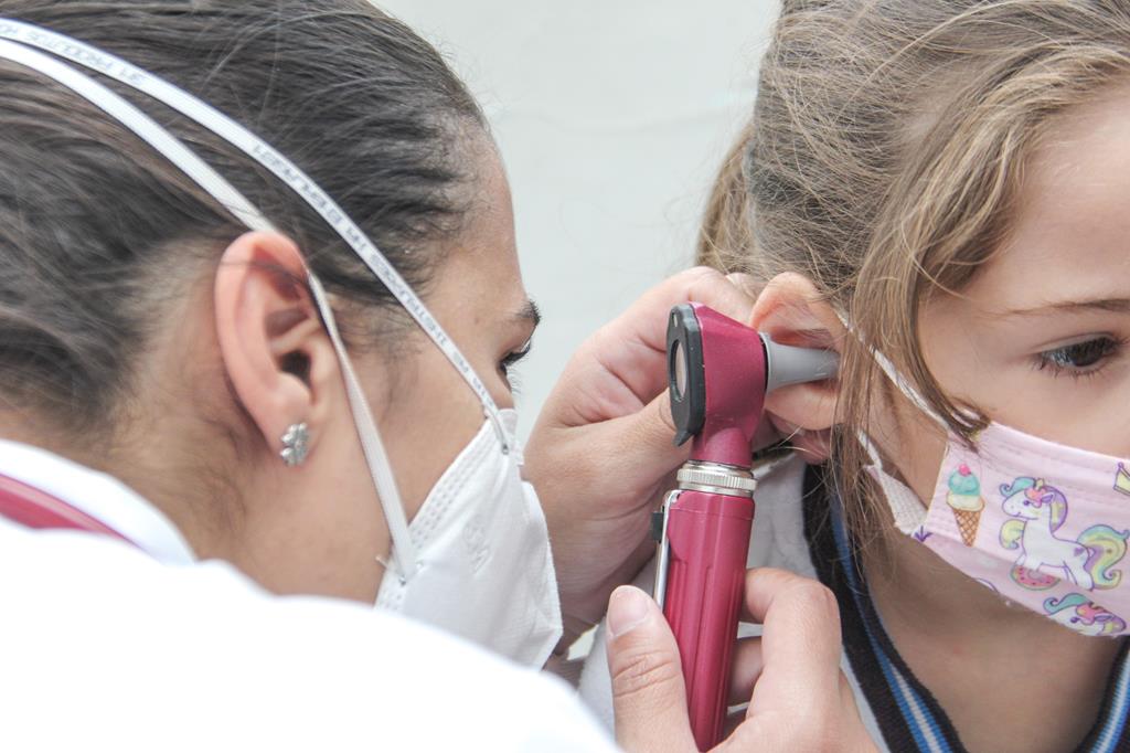 Campanha preventiva de problemas auditivos começa neste mês nas escolas