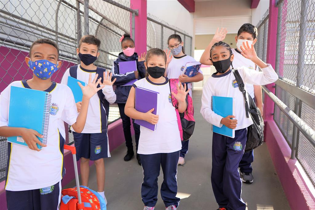 No Dia do Estudante, alunos da rede de Barueri declaram amor pela escola