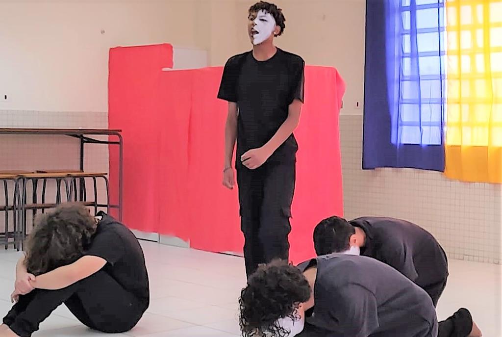 Alunos da Emef Padre Luiz fazem sucesso com espetáculo teatral