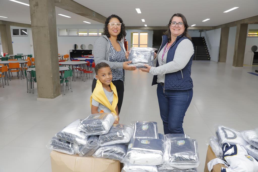 Barueri distribuirá 70 mil uniformes e kits escolares