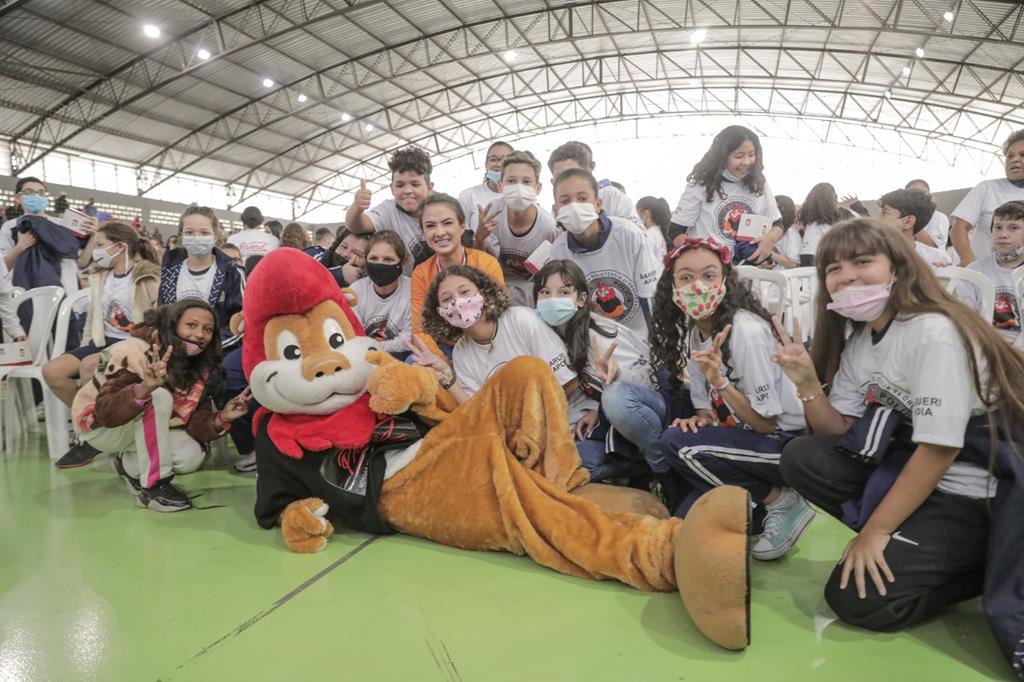 Formatura do Proerd reúne mais de mil alunos no Ginásio do Parque dos Camargos