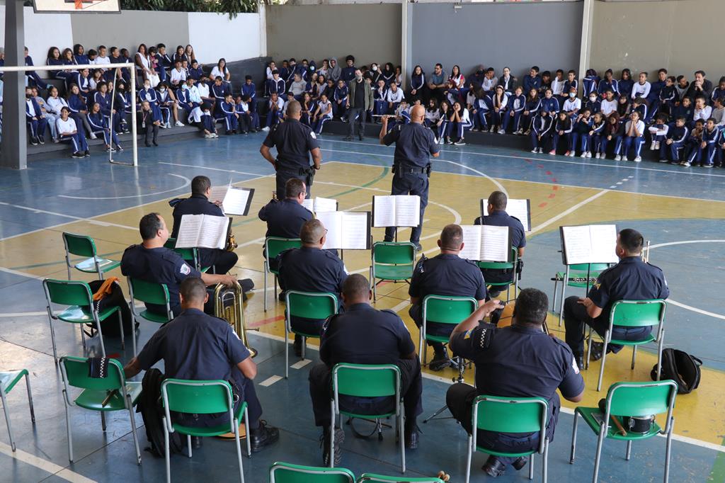 Emef Sandro Luiz Braga recebe o Projeto Musicalizando, da GCM de Barueri