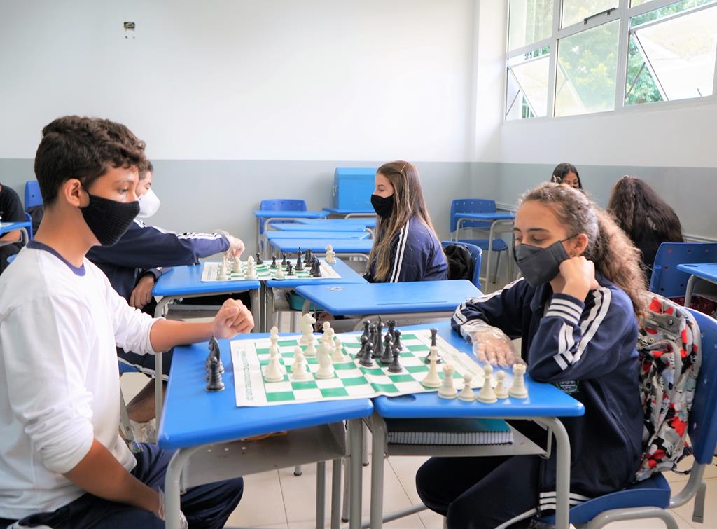 Aula de xadrez é uma das novidades no retorno presencial na Emef Egidio Costa
