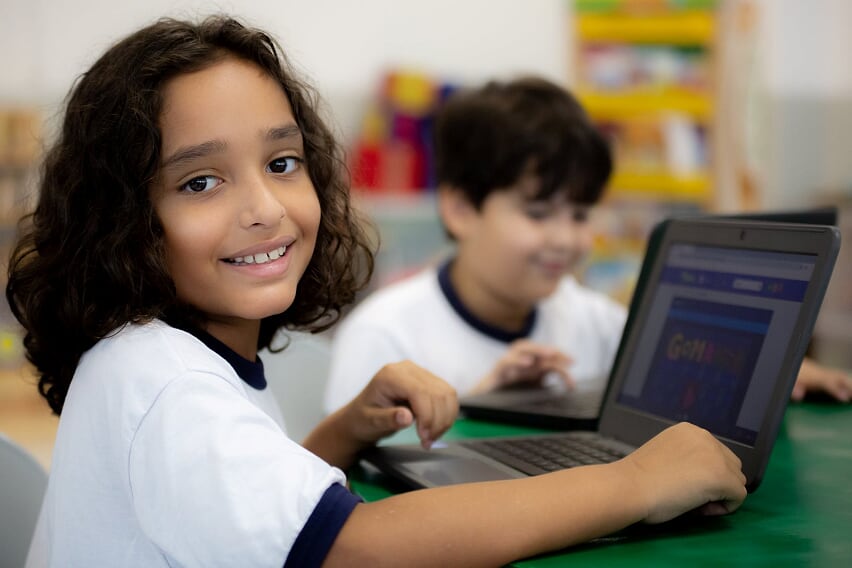 Crianças das Emeis desenvolvem muitas habilidades  por intermédio das aulas de informática 