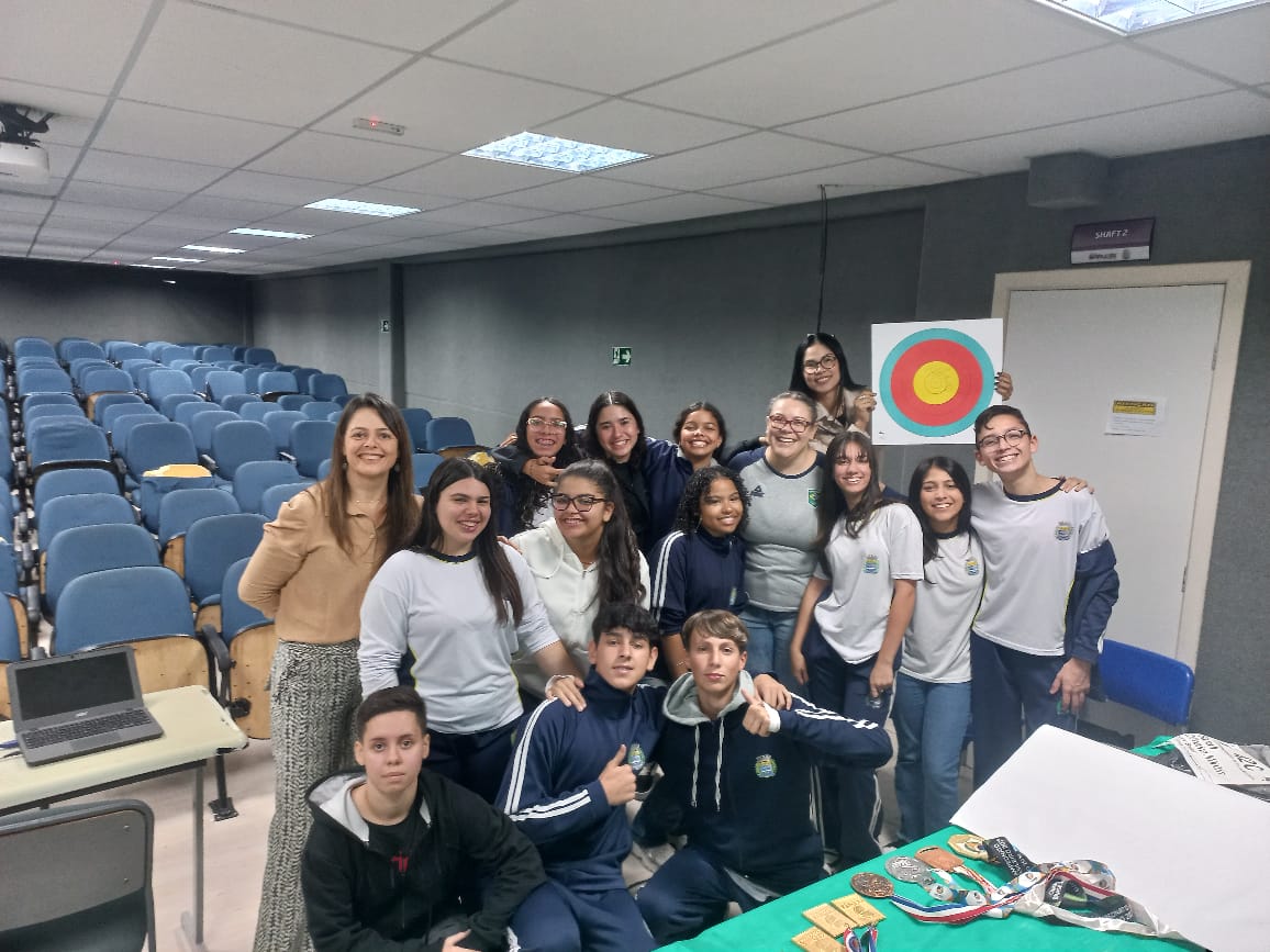 Campeã olímpica Sarah Nikitin emociona e inspira alunos da EMEF José Leandro de Barros Pimentel em palestra motivacional