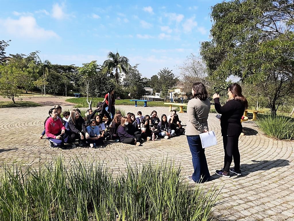 Alunos de Emeief Takaoka visitam nascente de água na Aldeia da Serra