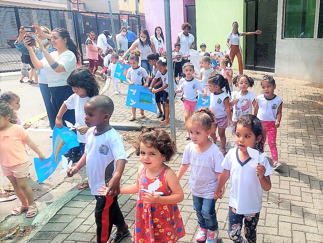 Maternal realiza Caminhada da Paz e chama atenção da comunidade do Jardim Silveira