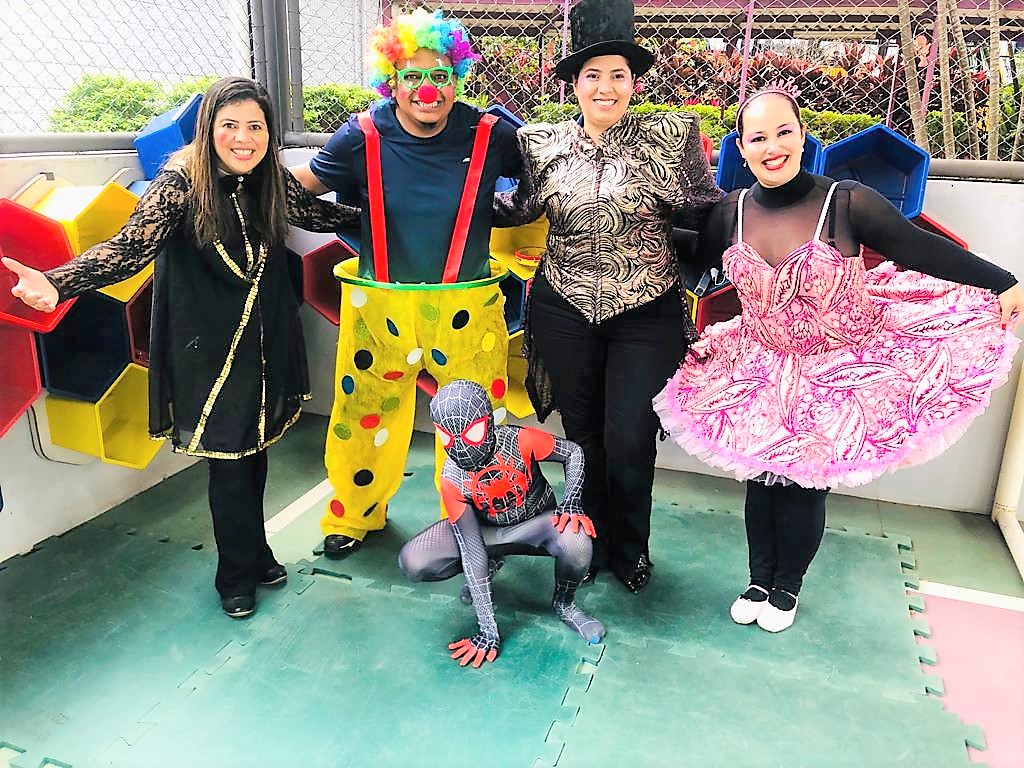 Espetáculo de mágica, circo e balé leva alegria às crianças da Emei Rogélio Recarey