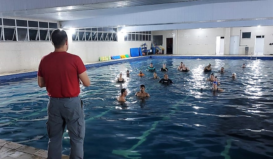 Professores de natação recebem treinamento do 18º Grupamento de Bombeiros